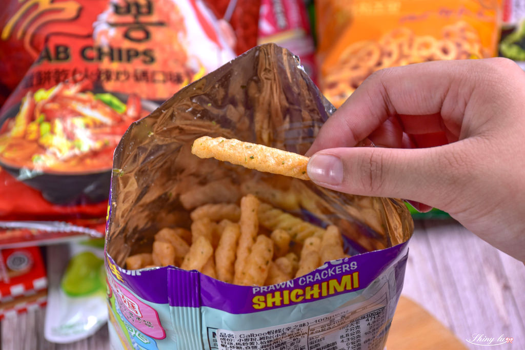 寶雅異國零食大評比14Calbee蝦條(辛之味) 75元2.jpg