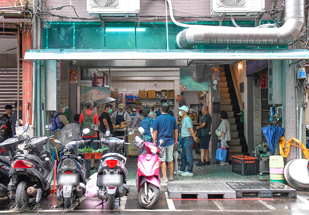 基隆排隊名店《阿國碳烤燒餅》鹹酥餅15元，好吃又便宜！