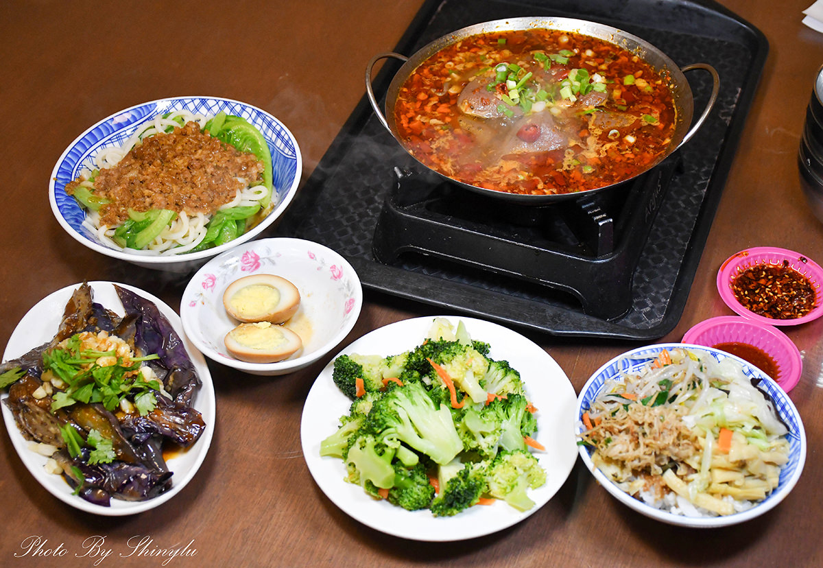 宜蘭小吃推薦│金澤魯肉飯│配菜滿出來的魯肉飯!真的超浮誇 - 第2張圖