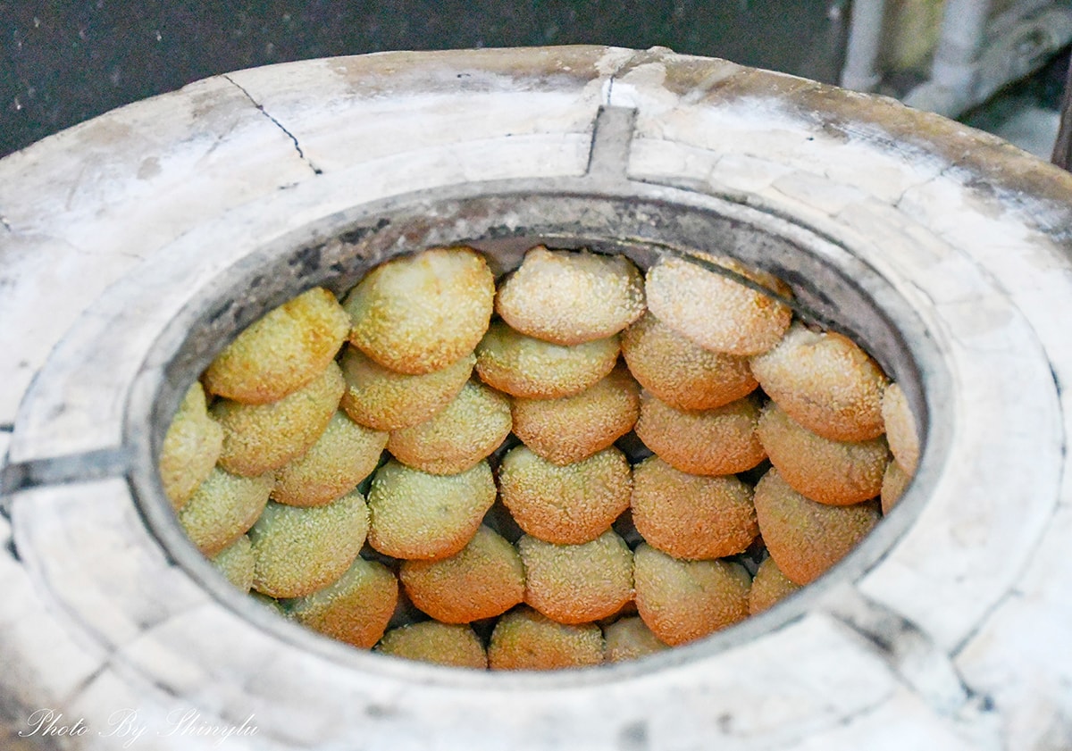 2026羅東必吃美食│14家美食小吃、冰品、早午餐│非業配真實心得 - 第14張圖 宜蘭燒餅推薦│羅東碳烤燒餅餅店│焦香味十足!必吃紅豆口味