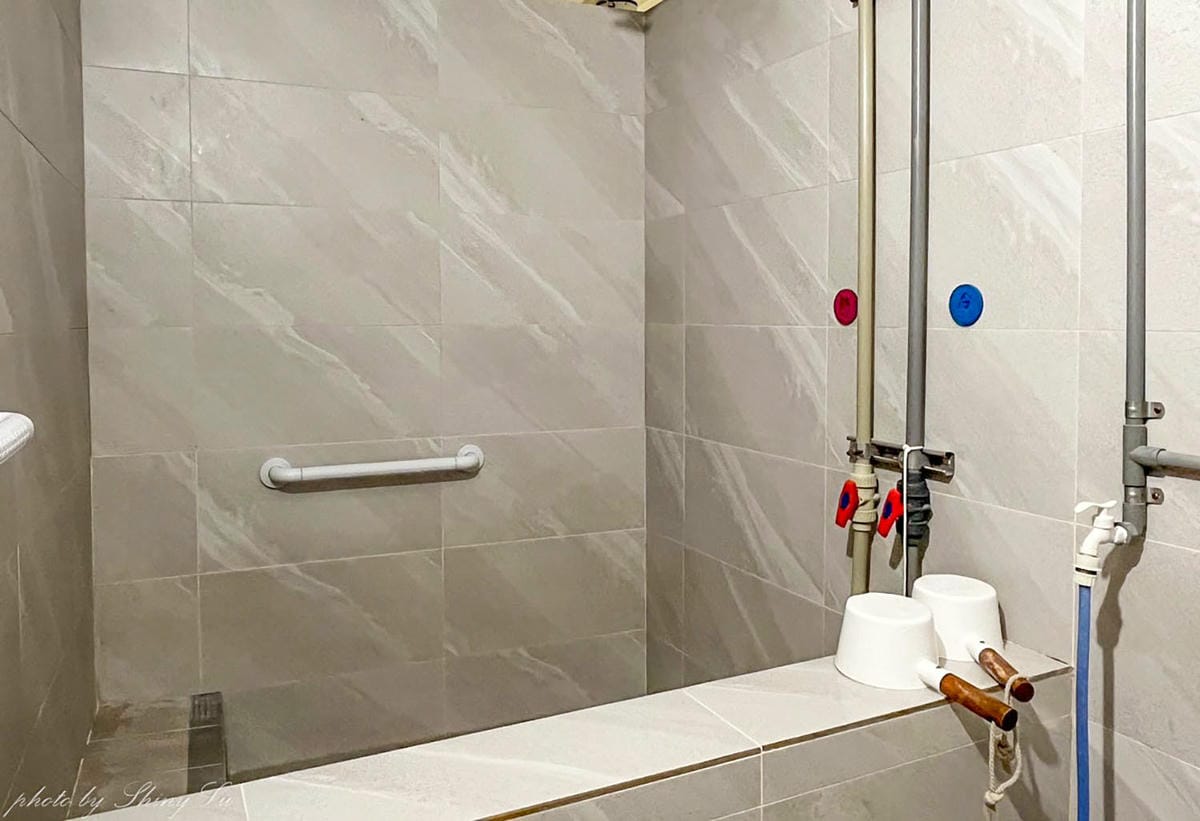 金山溫泉湯屋便宜《火山浴溫泉館》營業到凌晨二點，湯屋一小時350元，泡完暖呼呼超舒服