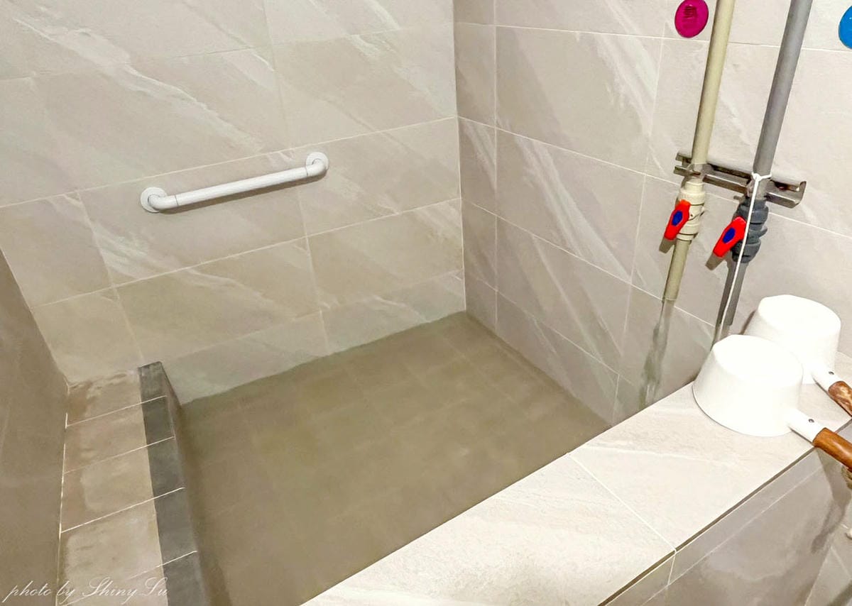 金山溫泉湯屋便宜《火山浴溫泉館》營業到凌晨二點，湯屋一小時350元，泡完暖呼呼超舒服