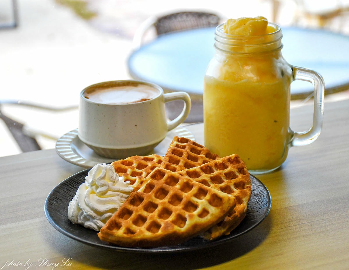 林口海景咖啡廳│芭NANA CAFÉ│黃色貨櫃屋有冷氣 - 呂萱萱愛分享