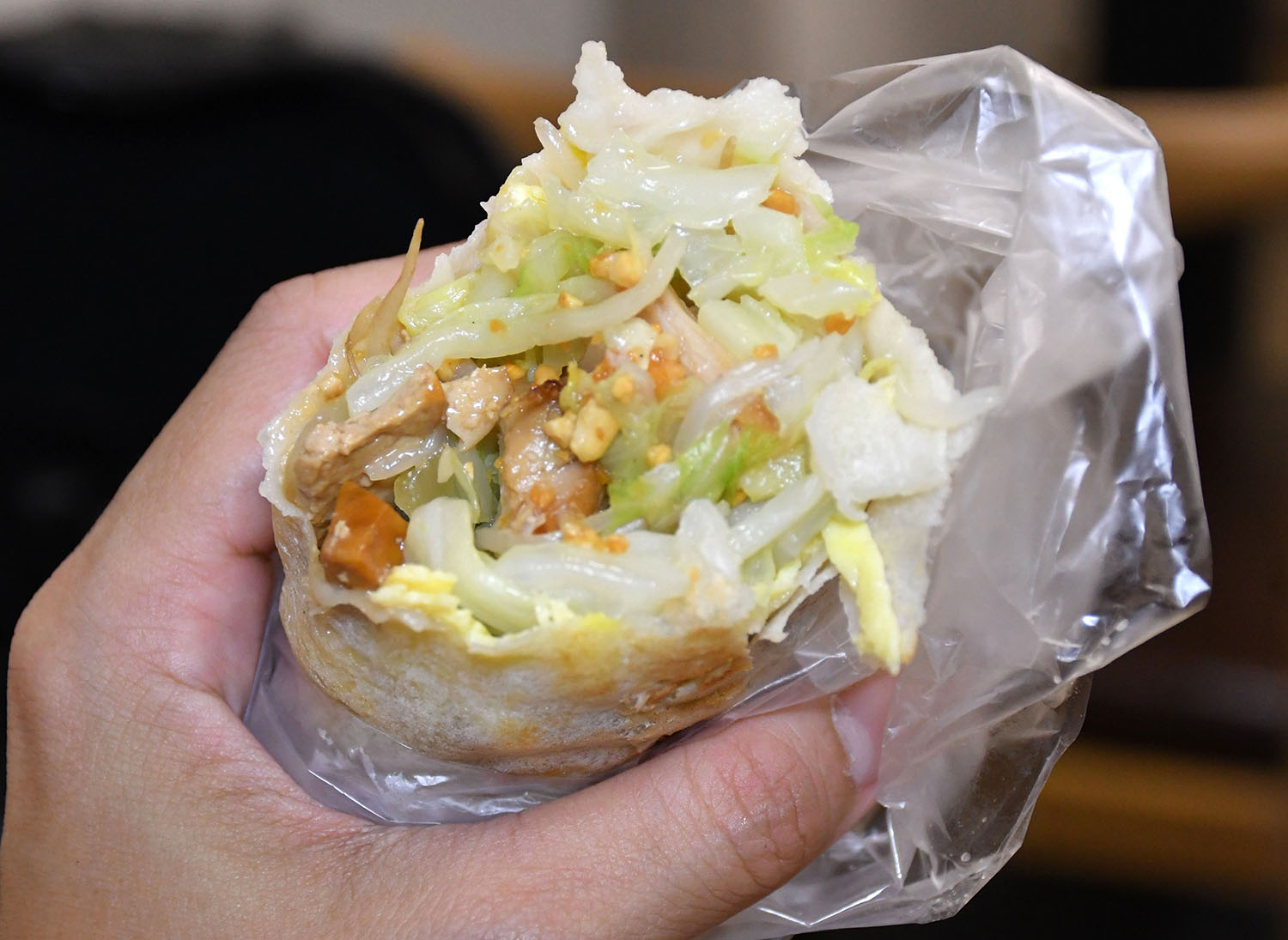不簡單潤餅捲,尺吋超大料快滿出來了,龜山潤餅推薦 - 第11張圖