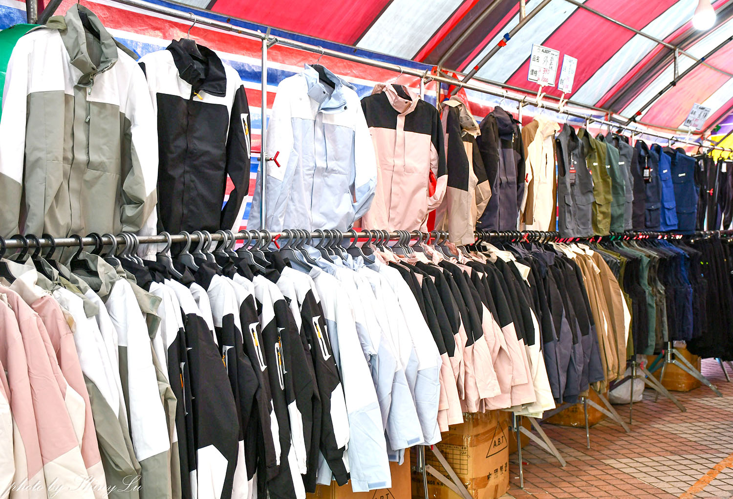 好便宜!南投家樂福,機能服飾特賣88元起,保暖衣100元,防風防潑水外套390元起《艾伯特機能服飾》 - 第17張圖