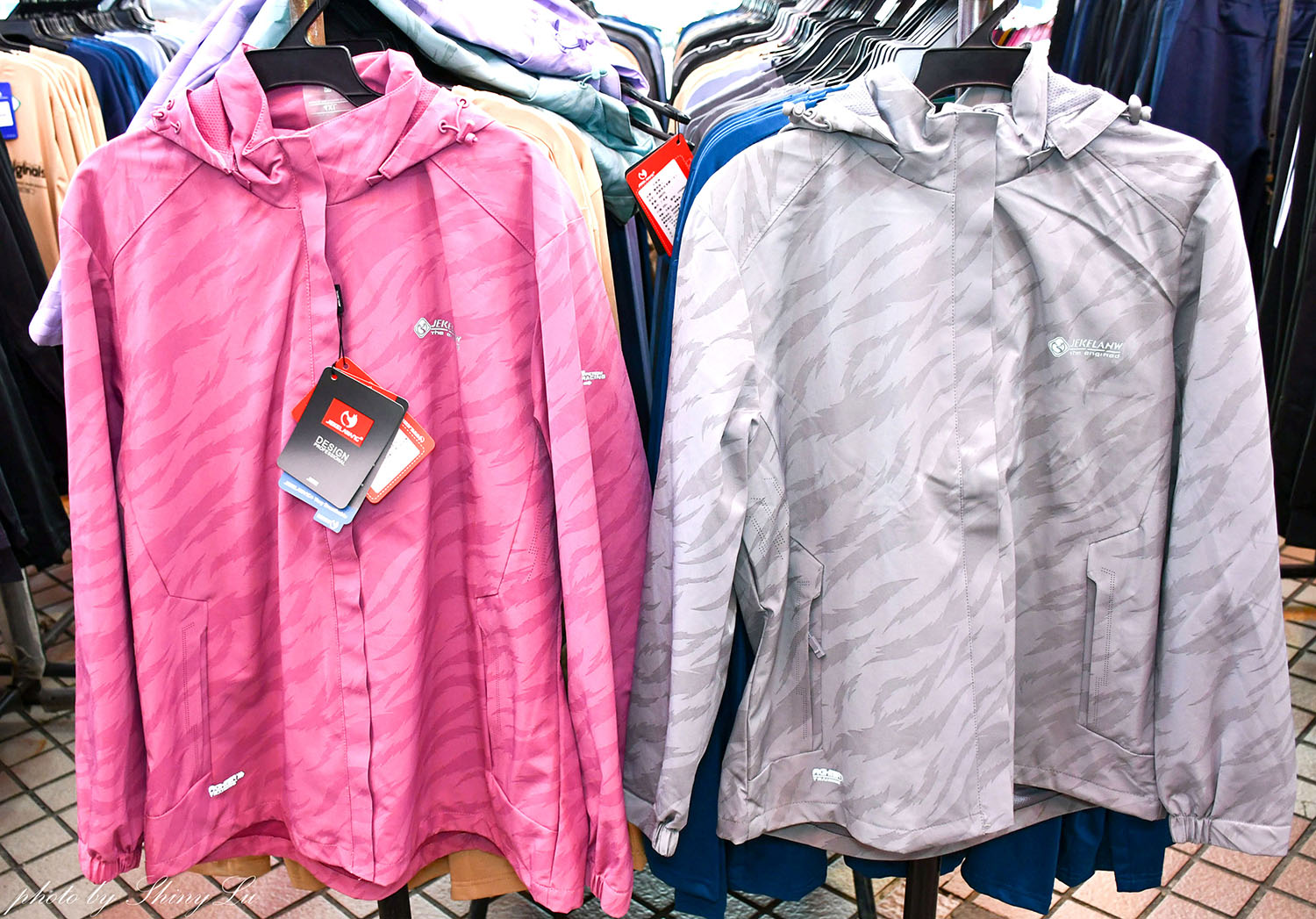 好便宜!南投家樂福,機能服飾特賣88元起,保暖衣100元,防風防潑水外套390元起《艾伯特機能服飾》 - 第25張圖