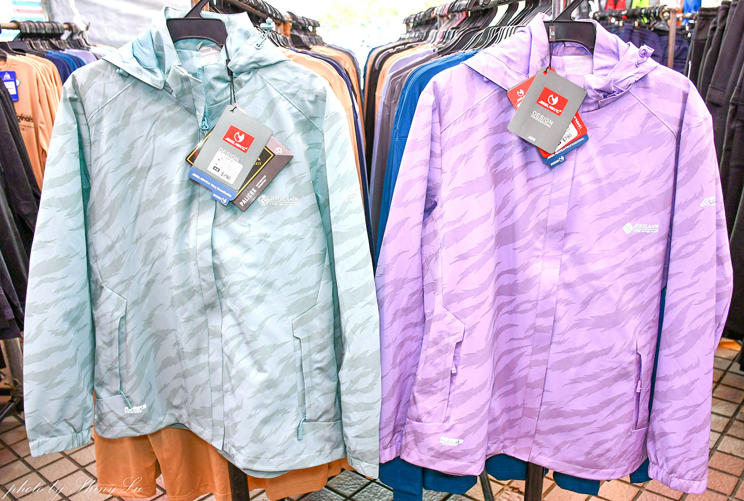 好便宜!南投家樂福,機能服飾特賣88元起,保暖衣100元,防風防潑水外套390元起《艾伯特機能服飾》 - 第26張圖