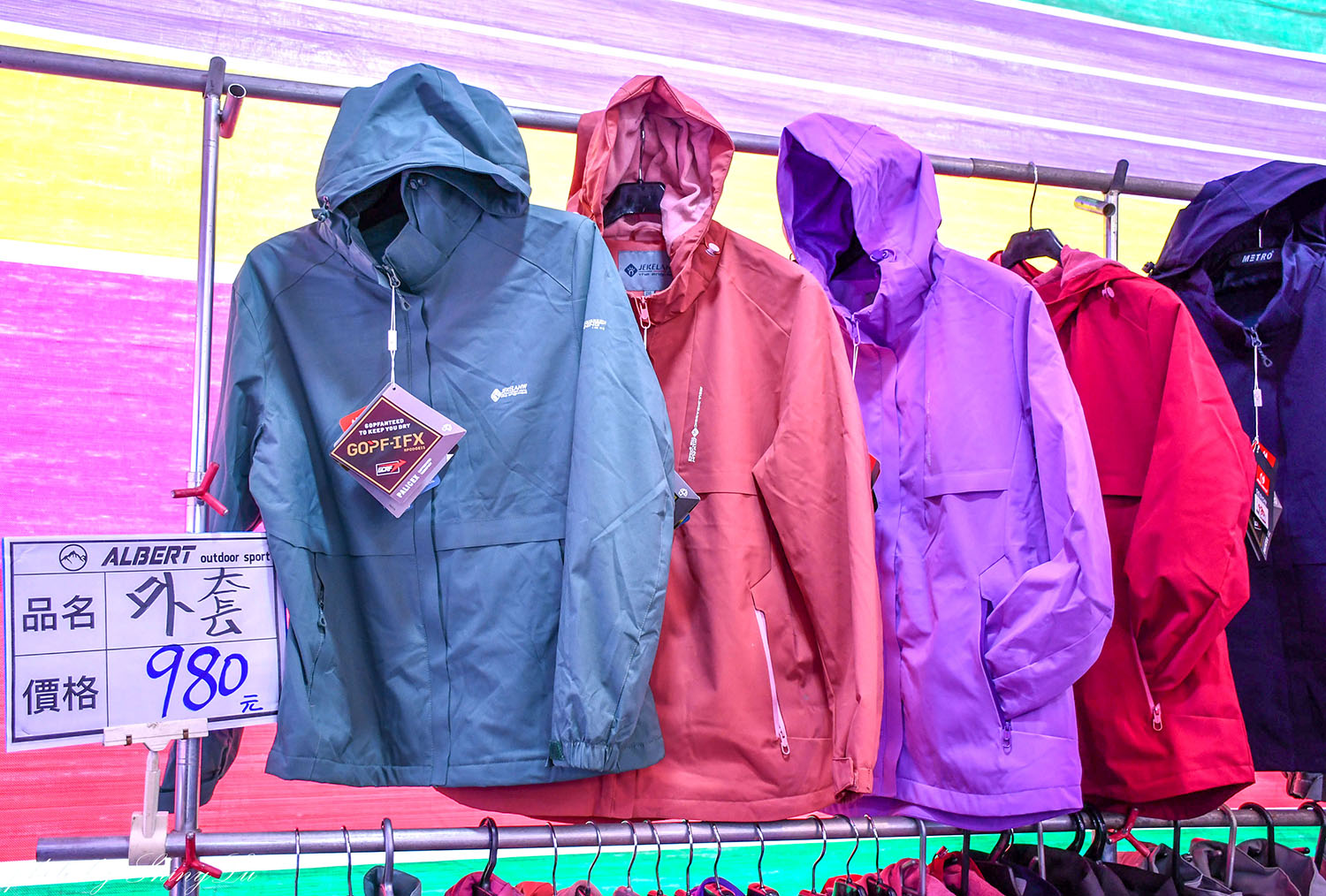 好便宜!南投家樂福,機能服飾特賣88元起,保暖衣100元,防風防潑水外套390元起《艾伯特機能服飾》 - 第27張圖