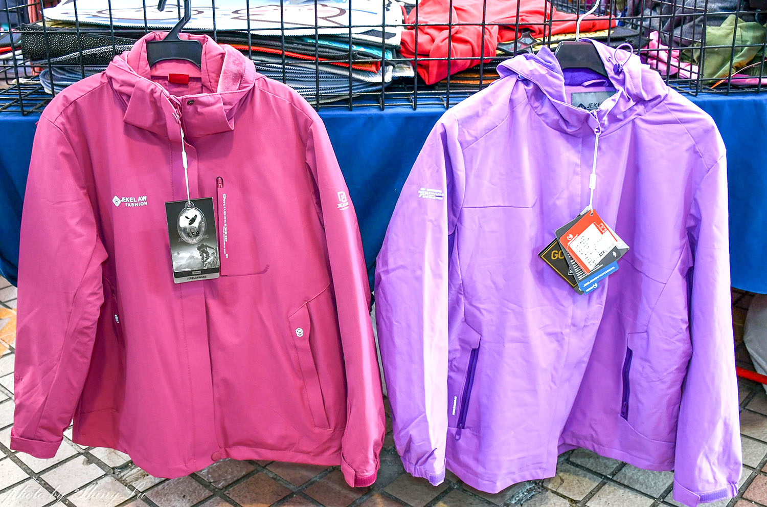 好便宜!南投家樂福,機能服飾特賣88元起,保暖衣100元,防風防潑水外套390元起《艾伯特機能服飾》 - 第29張圖