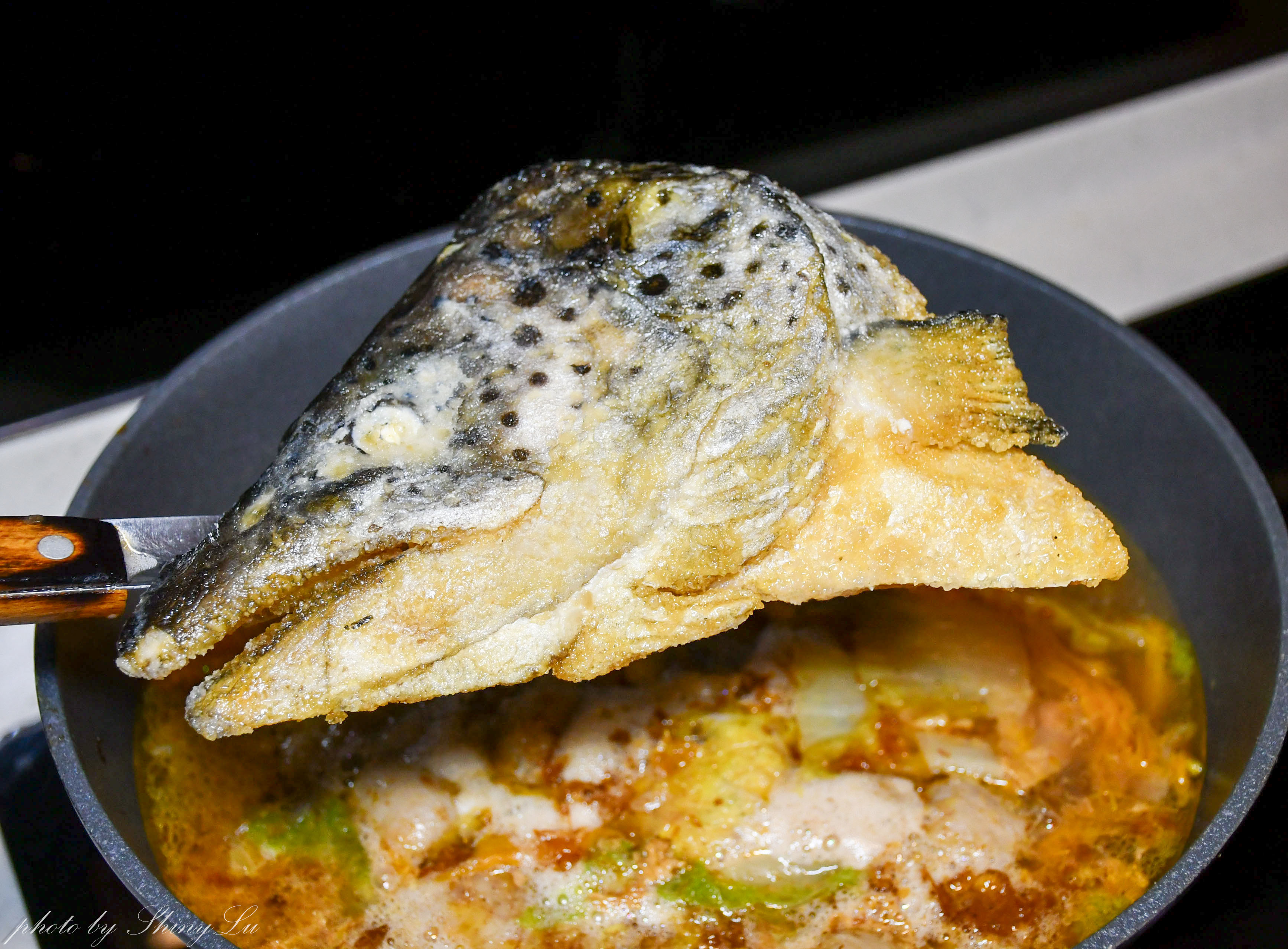 400公克魚頭肉超多!【 i3Fresh 愛上新鮮 × 吳秉承師傅 】聯名的鮮香砂鍋魚頭,怎麼可以這麼好吃 - 第4張圖 400公克魚頭肉超多!【 i3Fresh 愛上新鮮 × 吳秉承師傅 】聯名的鮮香砂鍋魚頭,怎麼可以這麼好吃