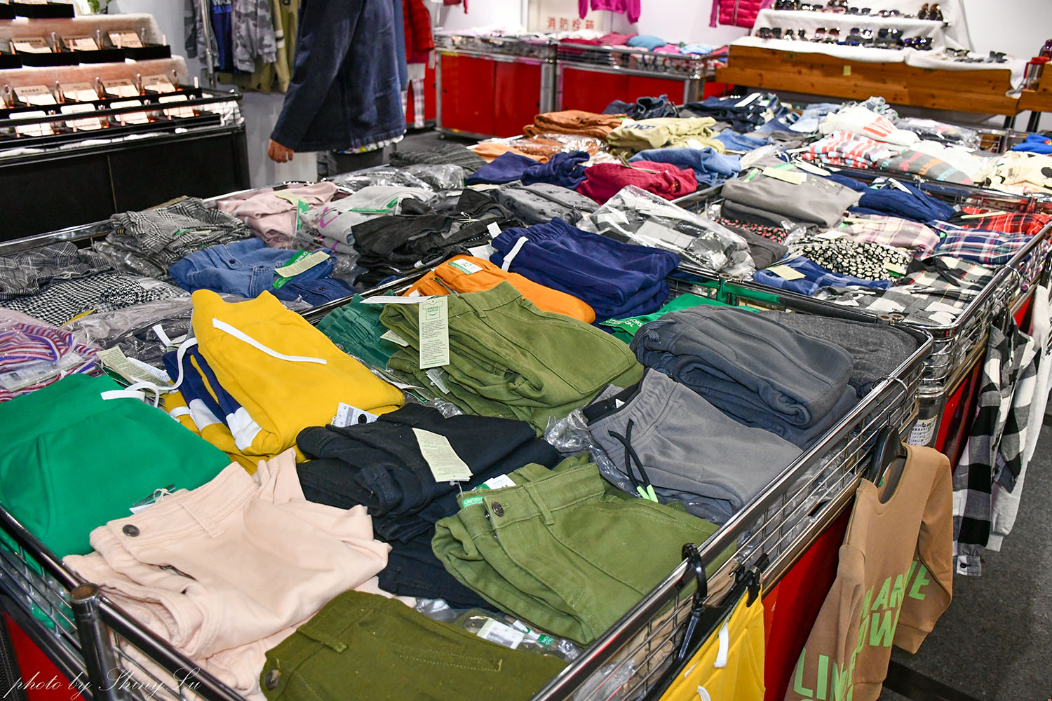 板橋環球│特福鍋具福利品三折起│SISLEY班尼頓童裝三件1000元│同場還有鉑瑞可香水/國際品牌太陽眼鏡/ME 5 精品剪具 - 第26張圖