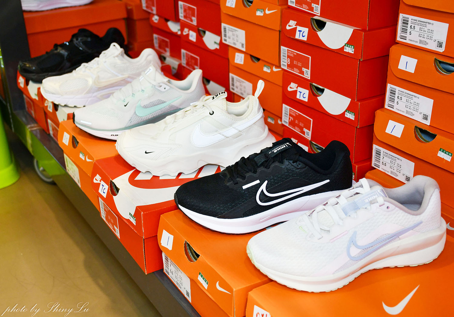 八德路一段【N I K E 運動鞋特賣】F I L A 五折,新款二雙九折優惠(可刷卡) 王子運動用品特賣 - 第46張圖