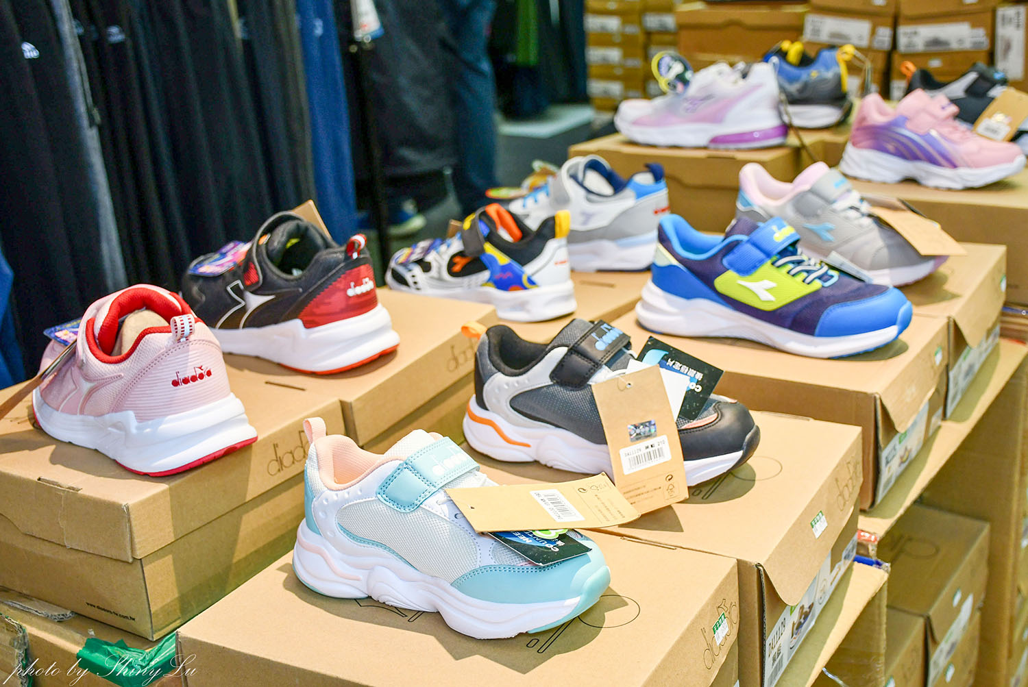 八德路一段【N I K E 運動鞋特賣】F I L A 五折,新款二雙九折優惠(可刷卡) 王子運動用品特賣 - 第51張圖