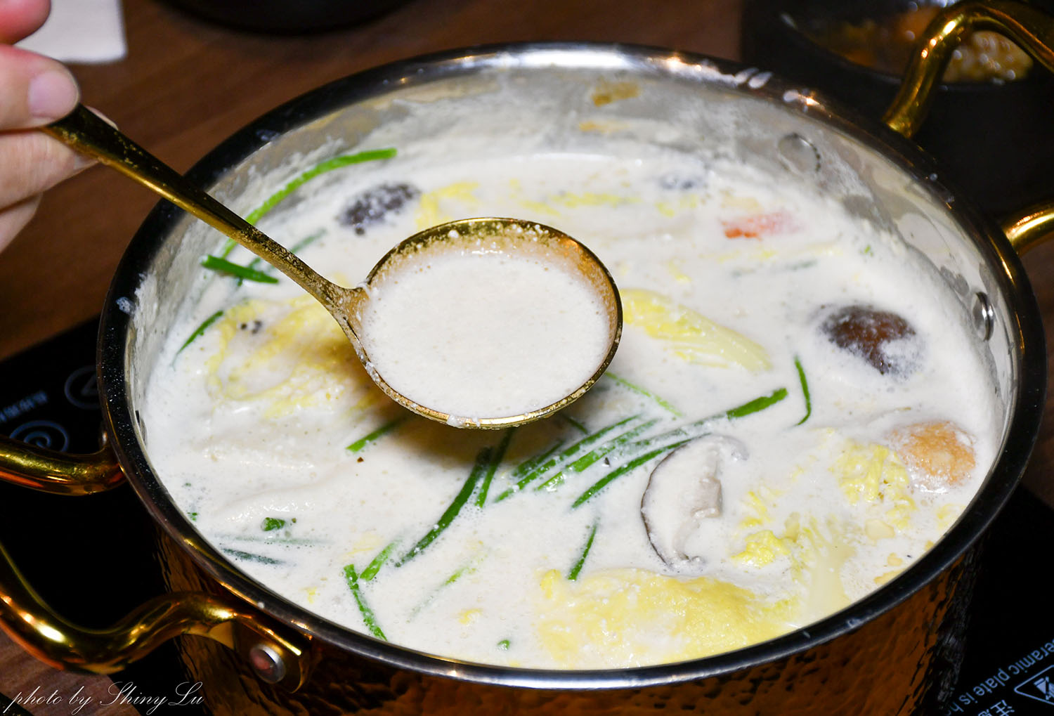 金蒔鍋物青埔旗艦店│餐酒館風格超美│還有蔬食自助吧吃到飽│青埔最美的餐酒館風格火鍋店 - 第27張圖