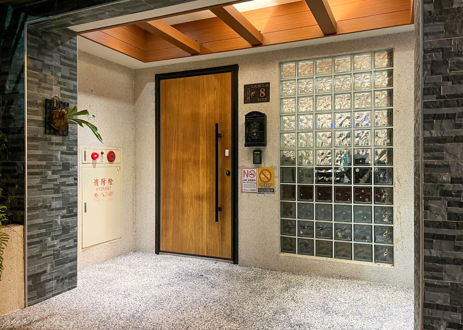 台中中區便宜住宿《一中宿喜》雙人房/元千元有找,很乾淨還有獨立陽台 - 第2張圖 台中中區便宜住宿《一中宿喜》雙人房/元千元有找,很乾淨還有獨立陽台