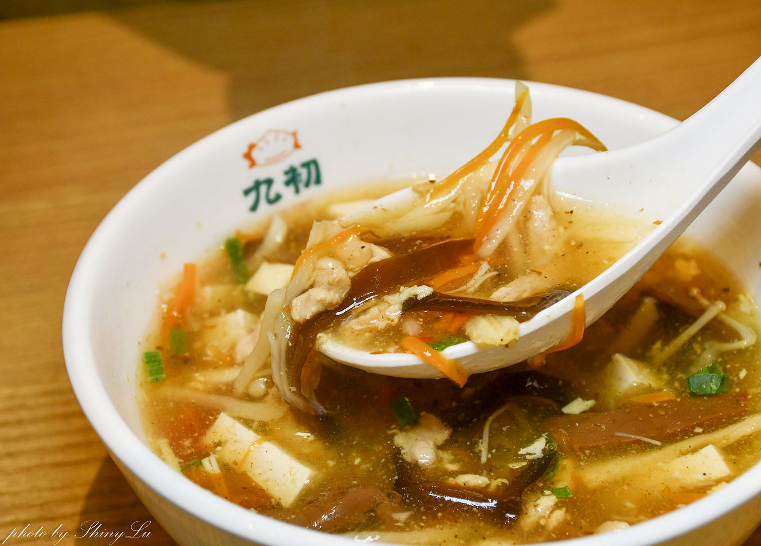 林口長庚A8美食，九初流心脆皮煎餃長庚復興店，酸辣湯才是必點