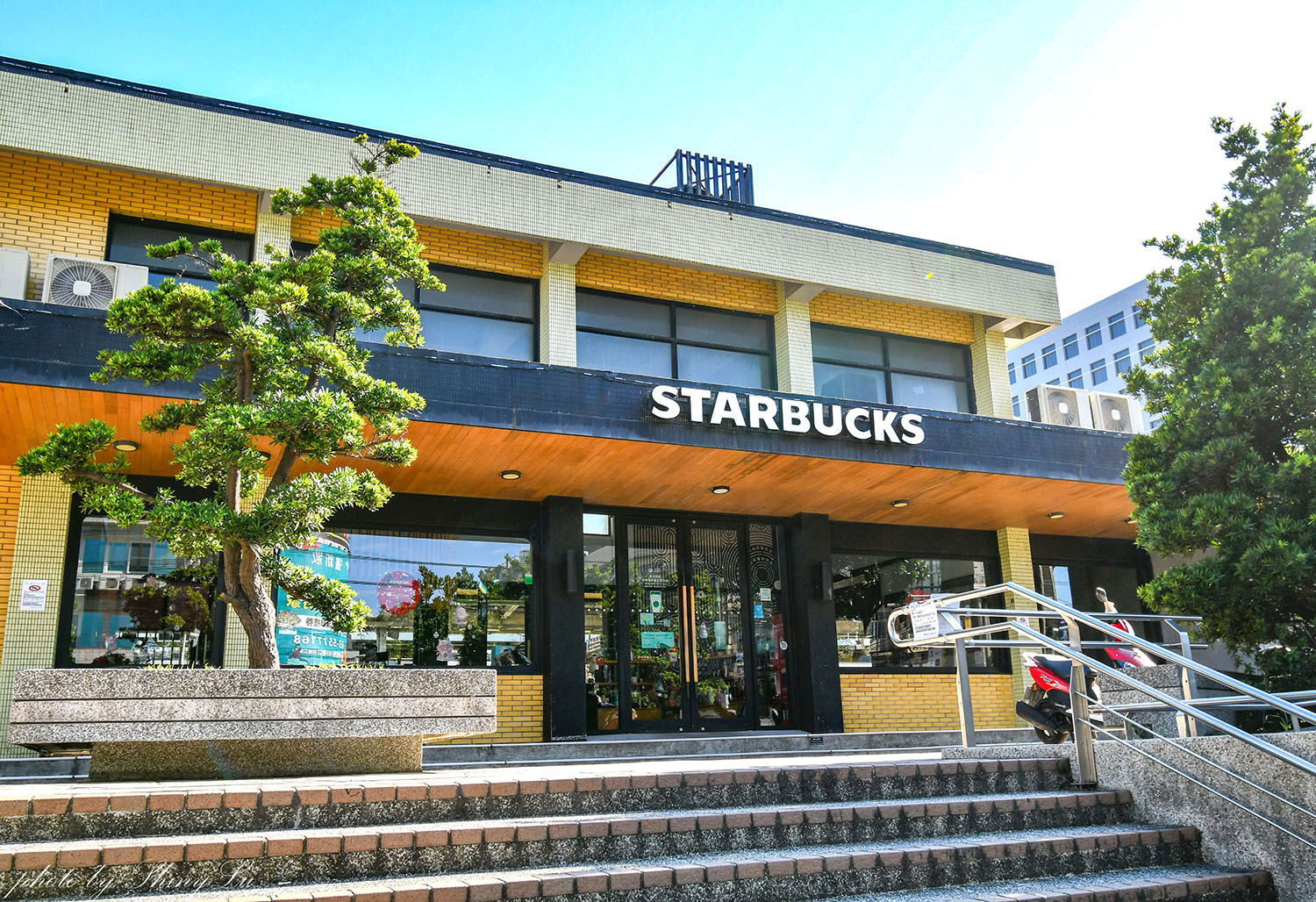 星巴克新竹新豐門市，近距離看火車喝咖啡，全台第一舊火車站改造