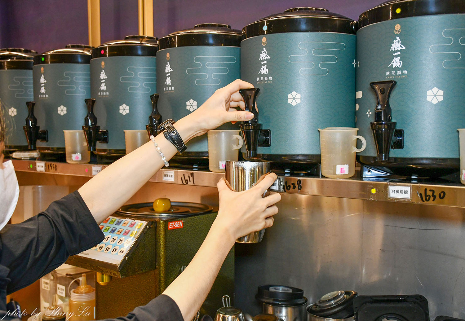 板橋環球火鍋推薦《瘋一鍋飲茶鍋物》麻油花雕雞鍋/桌邊爆炒 - 第16張圖 板橋環球火鍋推薦《瘋一鍋飲茶鍋物》麻油花雕雞鍋/桌邊爆炒