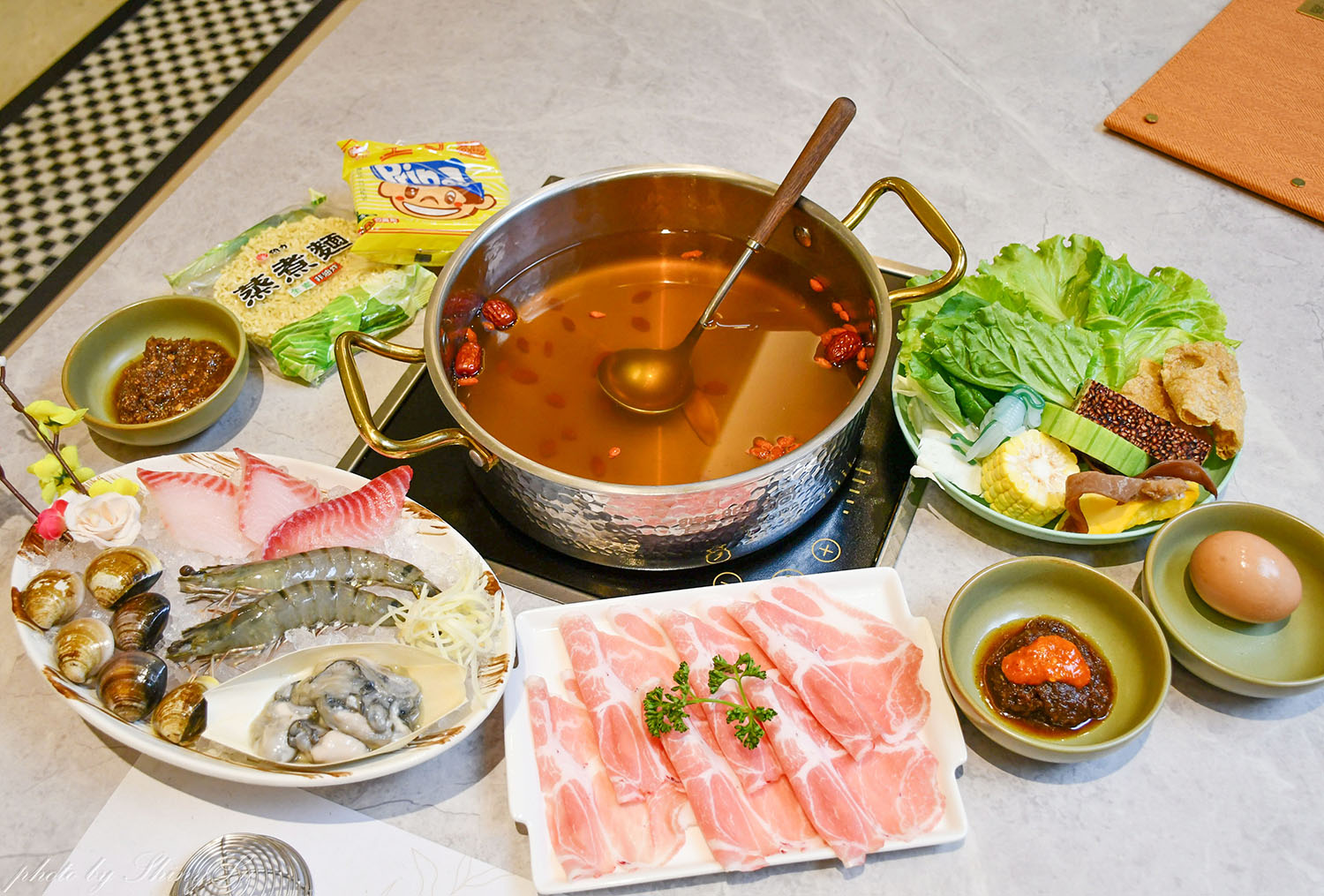 林口福容徠旅1F《饗樂鍋》蔬食自助吧吃到飽，林口龜山最美的火鍋店