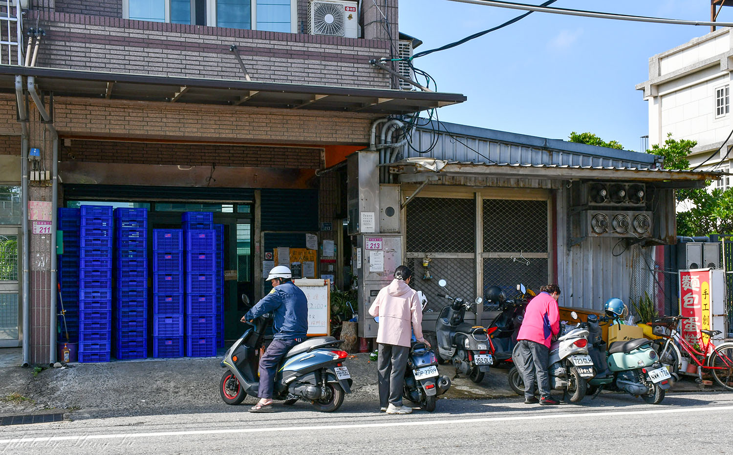 隱身中壢民宅的麵包工廠「人人麵包專業烘焙」奶油餐包1個四元超好吃 - 第2張圖 隱身中壢民宅的麵包工廠「人人麵包專業烘焙」奶油餐包1個四元超好吃