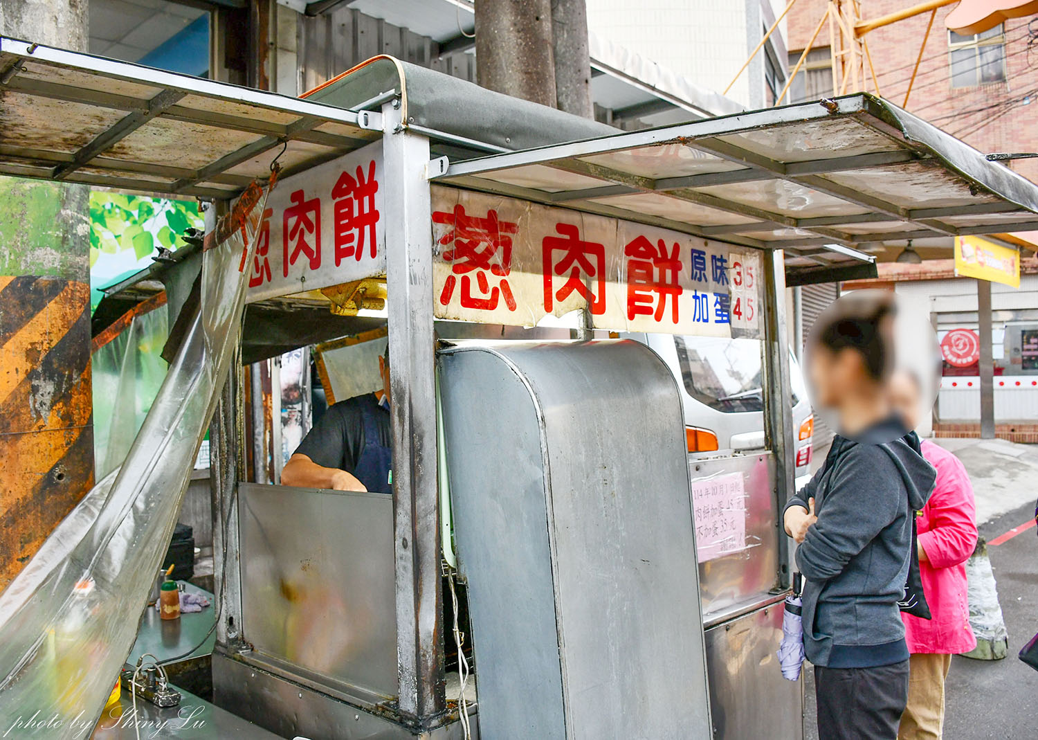 桃園中壢隱藏版小吃│邱記蔥肉餅│有點像加厚版的炸蔥油餅