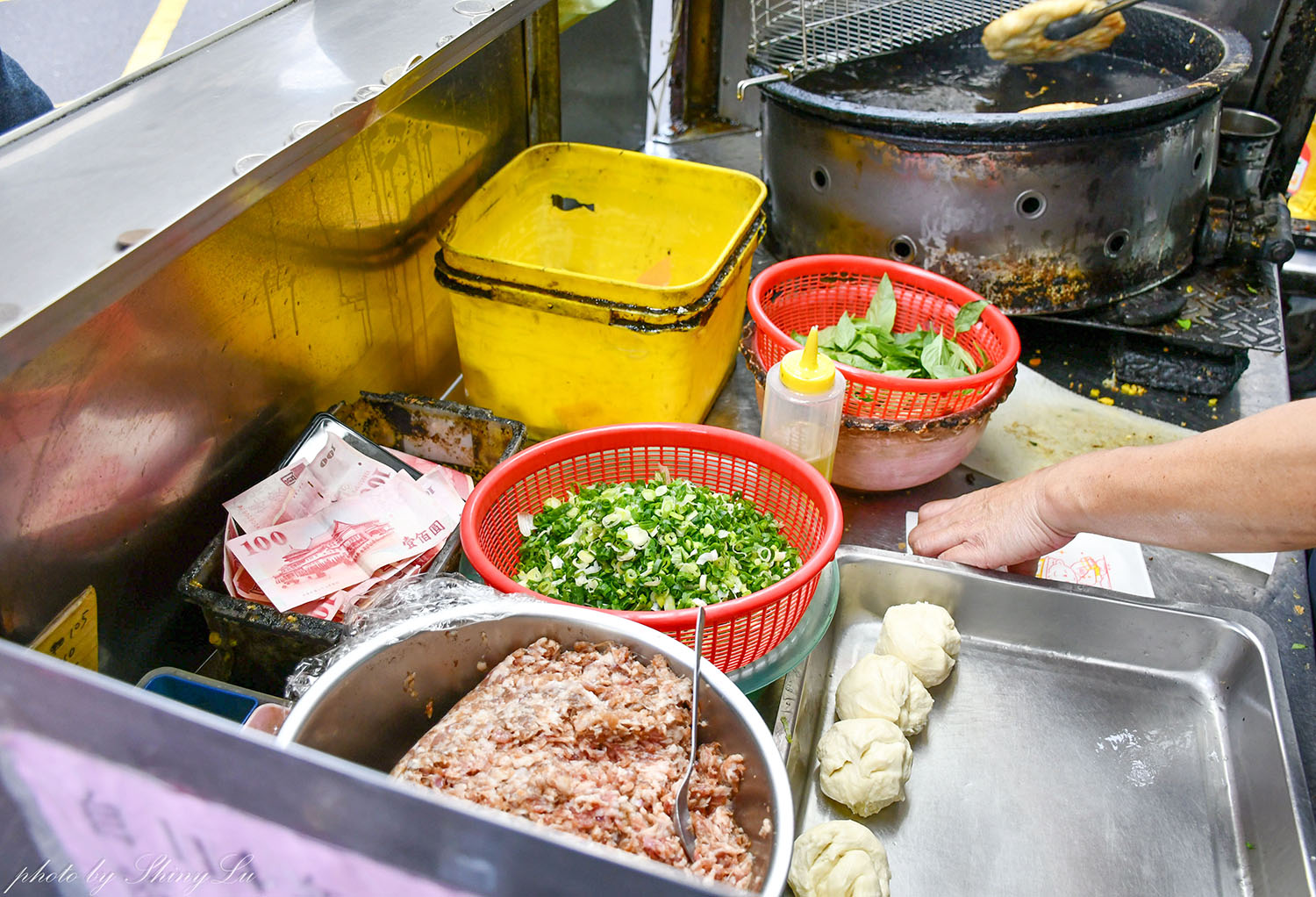 桃園中壢隱藏版小吃│邱記蔥肉餅│有點像加厚版的炸蔥油餅