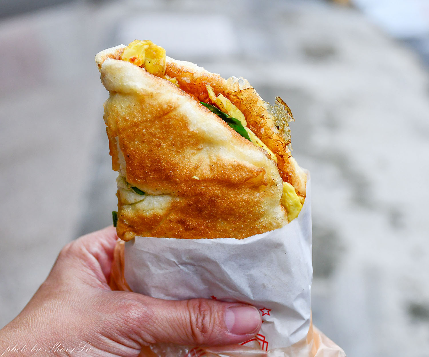 桃園中壢隱藏版小吃│邱記蔥肉餅│有點像加厚版的炸蔥油餅