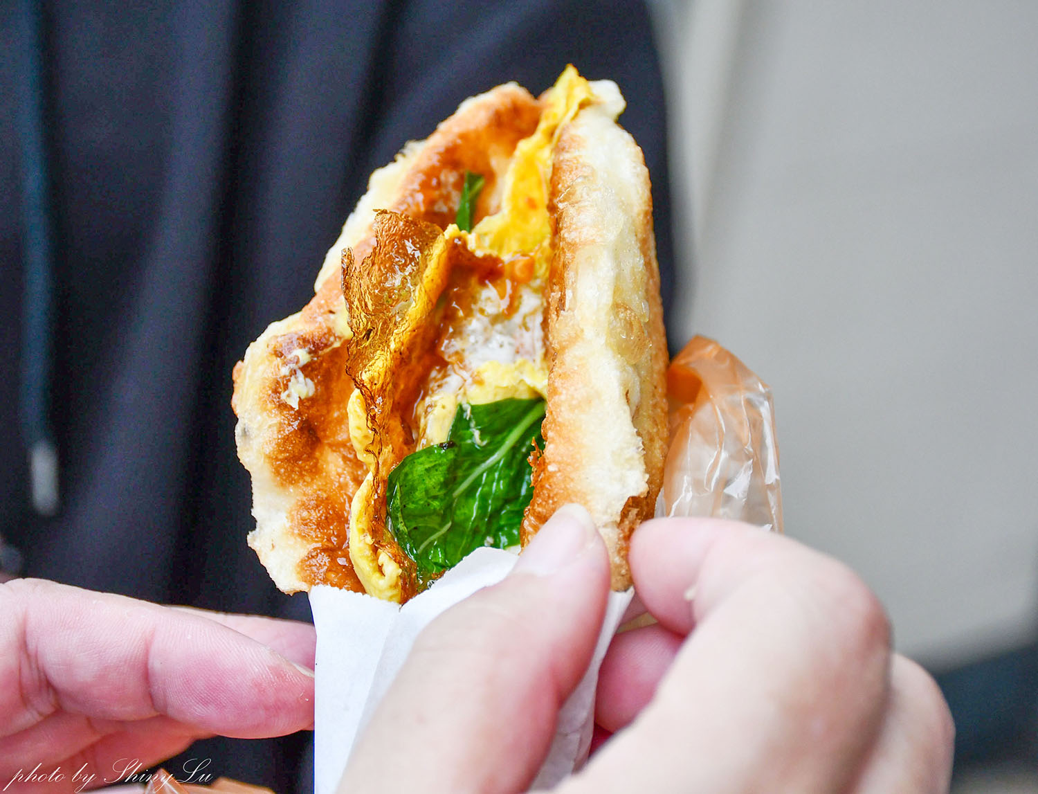 桃園中壢隱藏版小吃│邱記蔥肉餅│有點像加厚版的炸蔥油餅