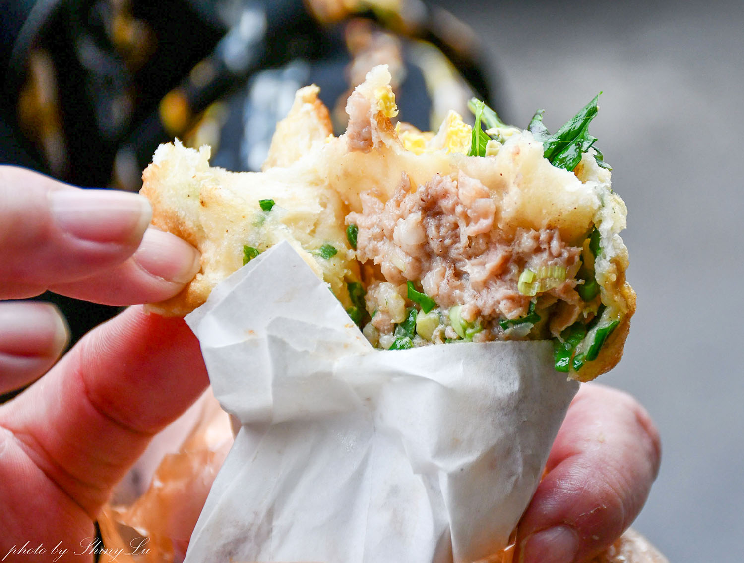 桃園中壢隱藏版小吃│邱記蔥肉餅│有點像加厚版的炸蔥油餅