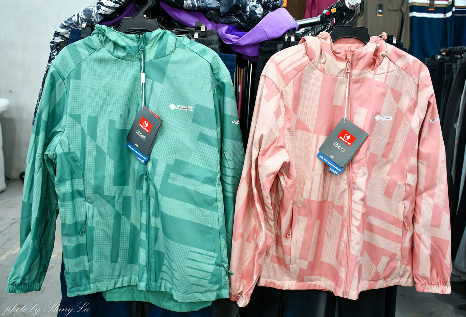 好便宜!金山機能服飾特賣,保暖衣88元,機能外套三件1000元起!風雪狼外套只要590元《艾伯特機能服飾》 - 第26張圖