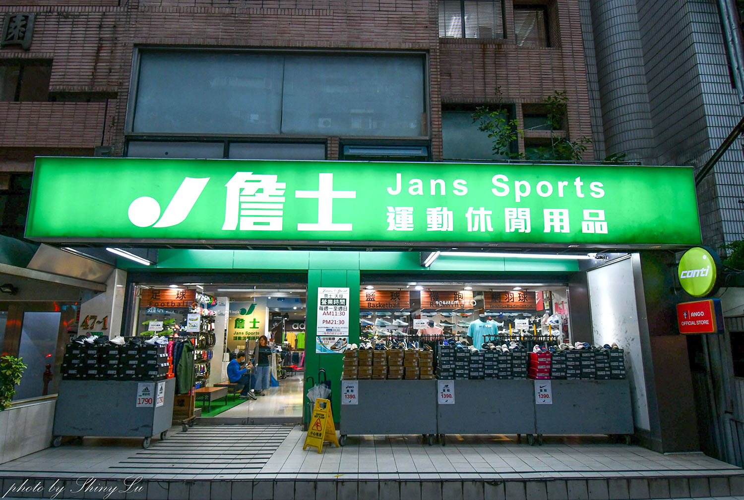 天母《詹士運動用品週年慶》足球鞋/足球釘鞋outlet出清二雙2000起 - 第2張圖