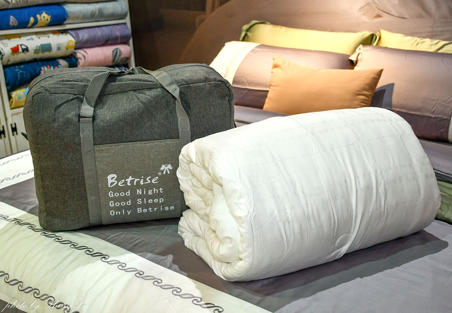 iFG遠雄廣場《貝翠絲寢具》開館慶 v.s 生活工場outlet特賣，天絲床包枕套組二組1800元，泰國乳膠枕1388買一送一
