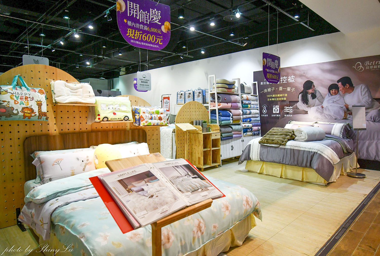 iFG遠雄廣場《貝翠絲寢具》開館慶 v.s 生活工場outlet特賣，天絲床包枕套組二組1800元，泰國乳膠枕1388買一送一