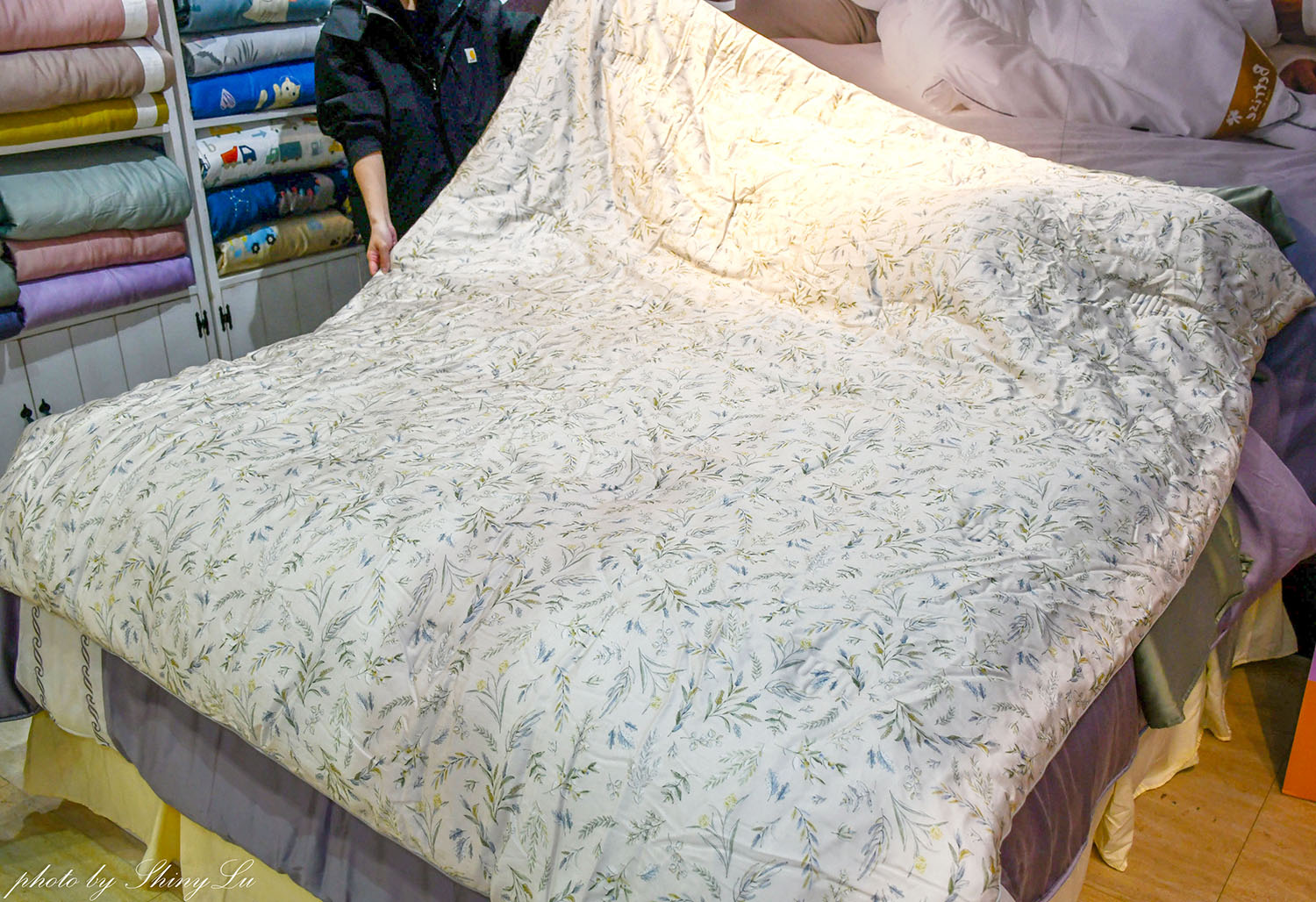 iFG遠雄廣場《貝翠絲寢具》開館慶 v.s 生活工場outlet特賣，天絲床包枕套組二組1800元，泰國乳膠枕1388買一送一