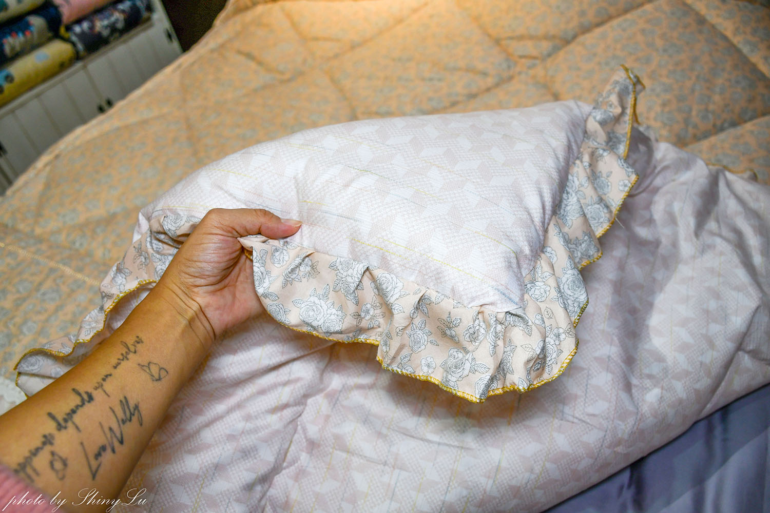 iFG遠雄廣場《貝翠絲寢具》開館慶 v.s 生活工場outlet特賣，天絲床包枕套組二組1800元，泰國乳膠枕1388買一送一