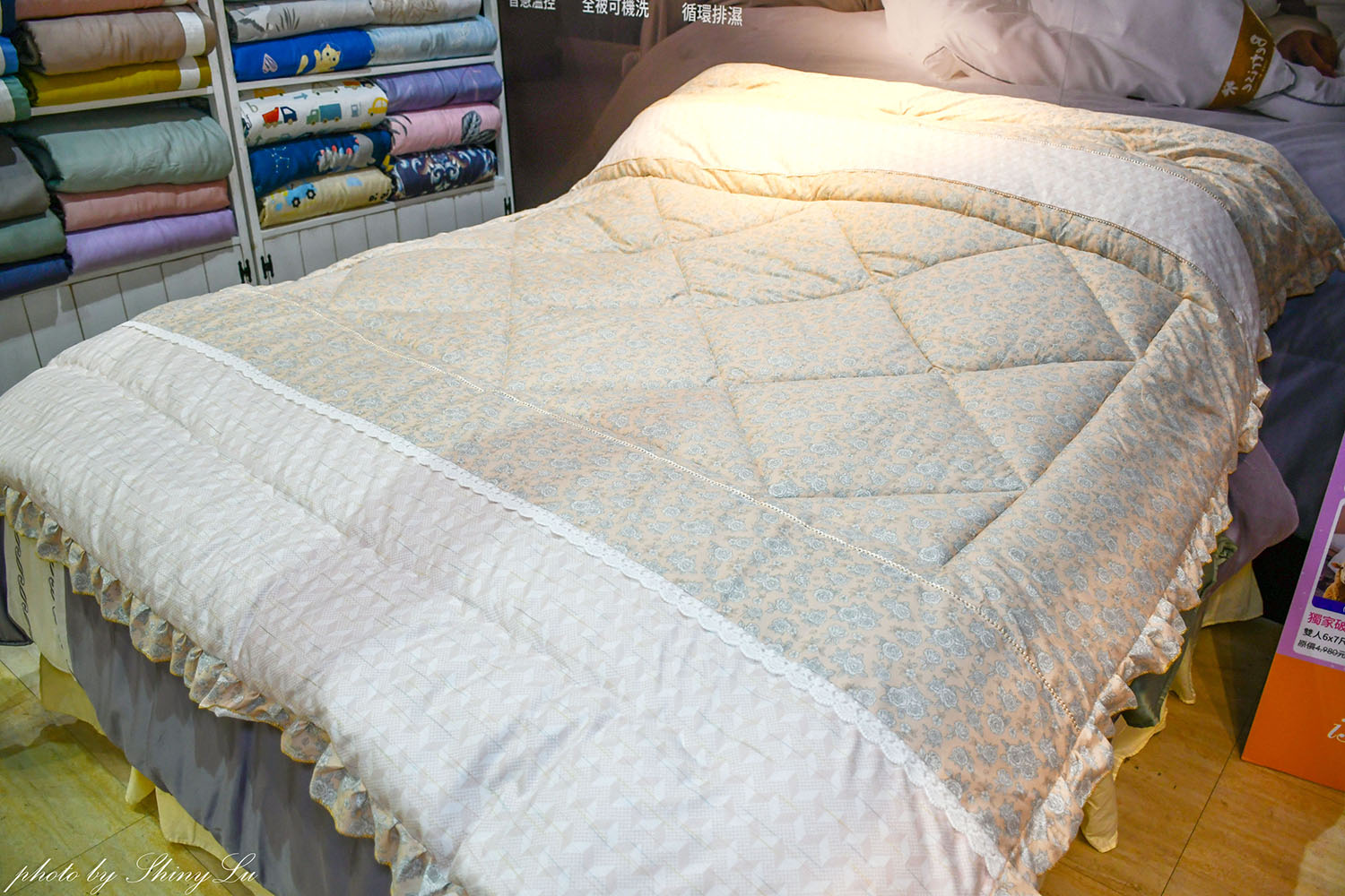 iFG遠雄廣場《貝翠絲寢具》開館慶 v.s 生活工場outlet特賣，天絲床包枕套組二組1800元，泰國乳膠枕1388買一送一