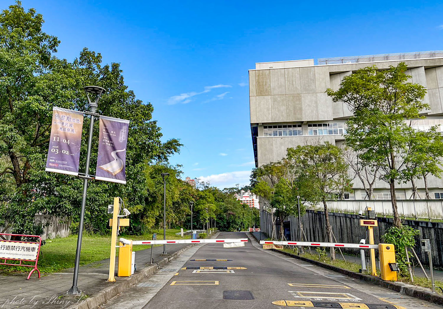 隱身在大學圖書館旁《廢墟湖村店》湖畔第一排,木柵景觀咖啡廳 - 第3張圖 隱身在大學圖書館旁《廢墟湖村店》湖畔第一排,木柵景觀咖啡廳