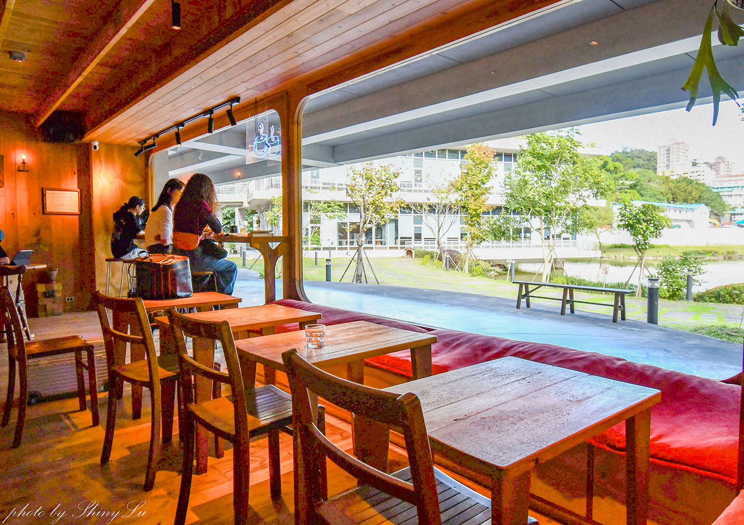 隱身在大學圖書館旁《廢墟湖村店》湖畔第一排,木柵景觀咖啡廳 - 第7張圖 隱身在大學圖書館旁《廢墟湖村店》湖畔第一排,木柵景觀咖啡廳