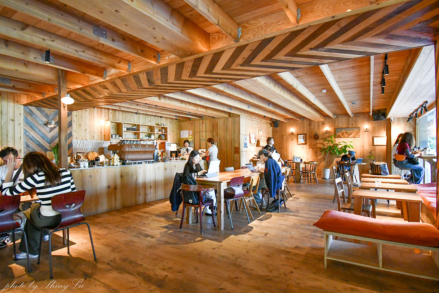 隱身在大學圖書館旁《廢墟湖村店》湖畔第一排,木柵景觀咖啡廳 - 第9張圖 隱身在大學圖書館旁《廢墟湖村店》湖畔第一排,木柵景觀咖啡廳