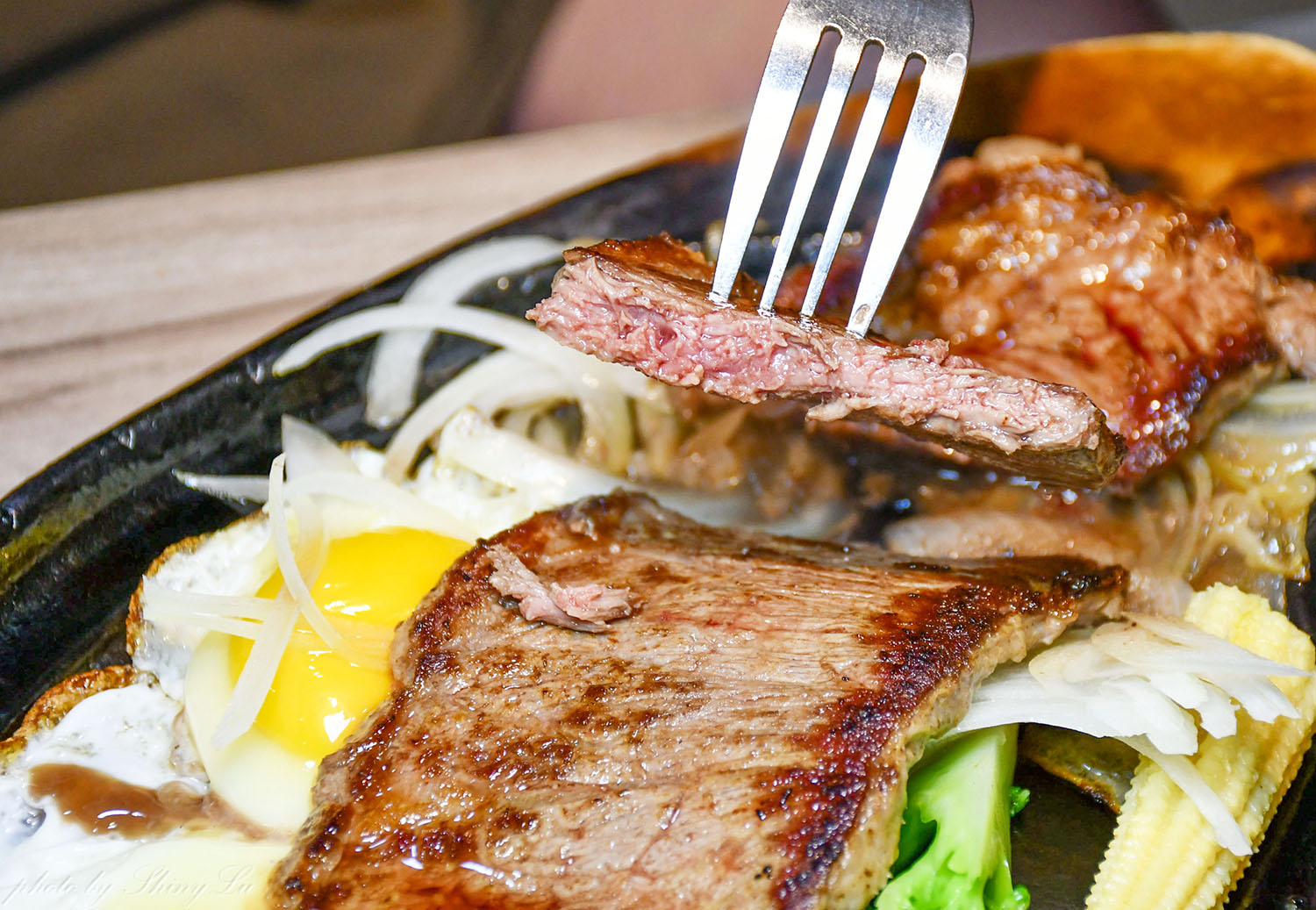 天母牛排推薦│6分熟牛排│百元就能吃到原塊肉牛排，內用可免費加麵