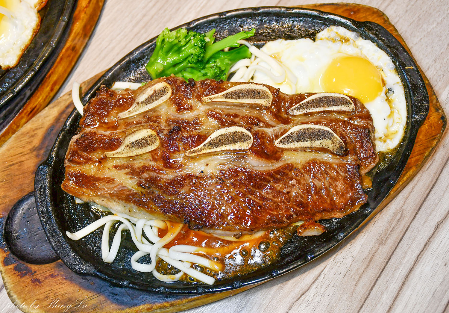 天母牛排推薦│6分熟牛排│百元就能吃到原塊肉牛排，內用可免費加麵