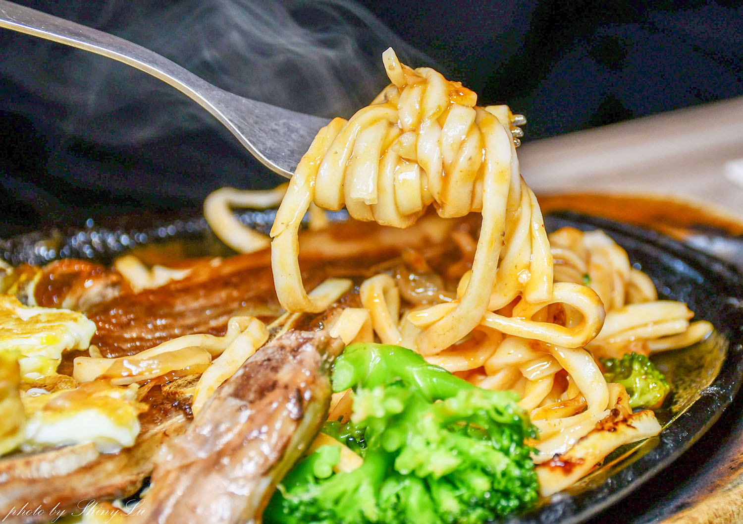 天母牛排推薦│6分熟牛排│百元就能吃到原塊肉牛排，內用可免費加麵