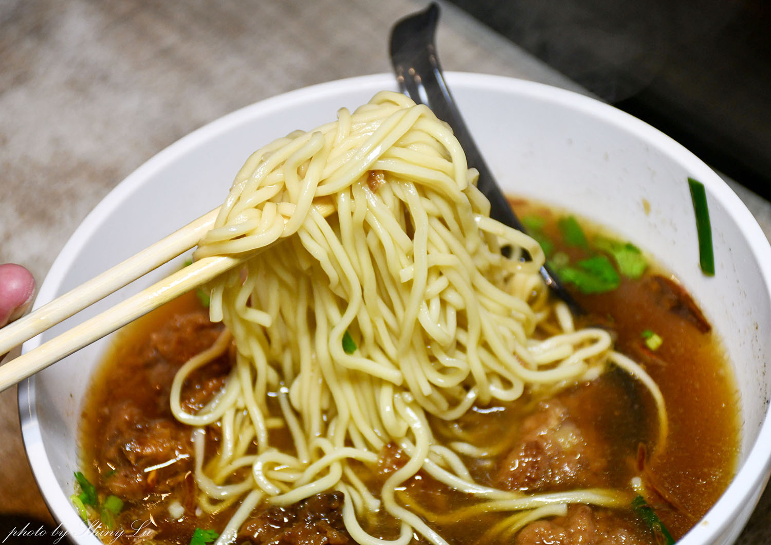 魚滿堂豐原排骨麵，湯頭古早味超大份，彰化員林美食30年老店