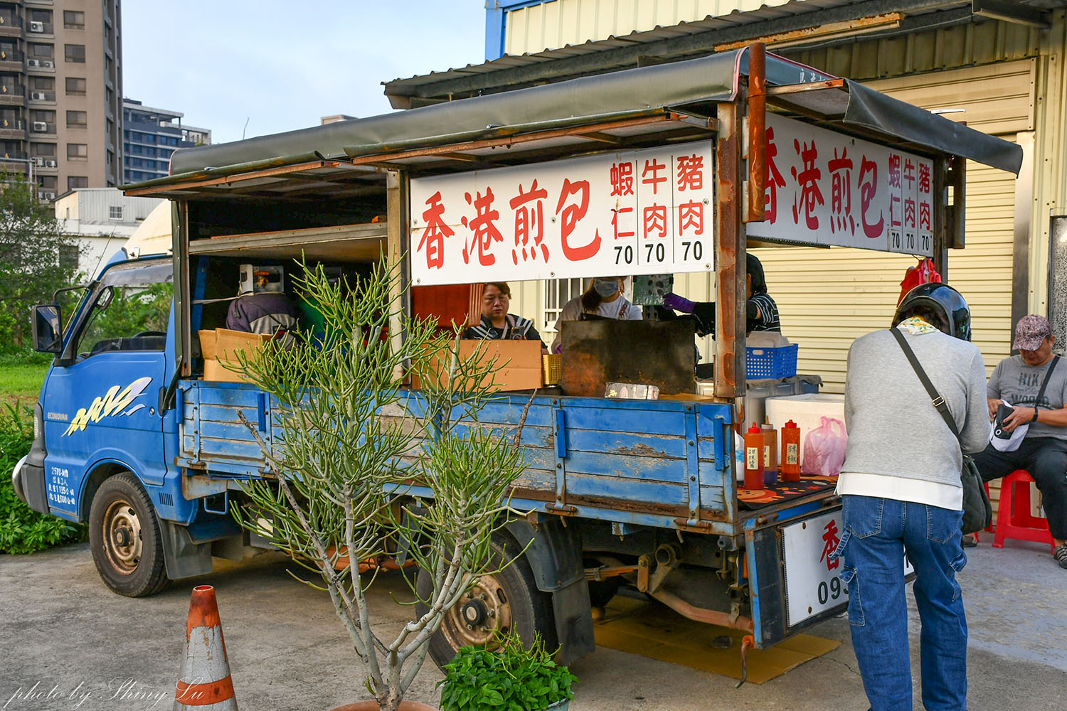 香港煎包(青埔總店)超人氣發財車，方型煎包超厚實，桃園青埔排隊小吃