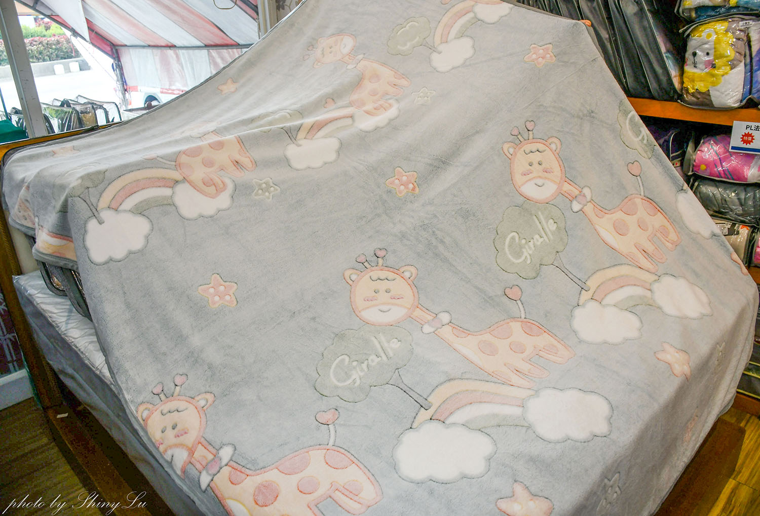 【法頌寢飾生活館南投店】歲末年終特賣│滿3000現折300，毛毯100元起，機能枕頭買一送一（可刷卡）