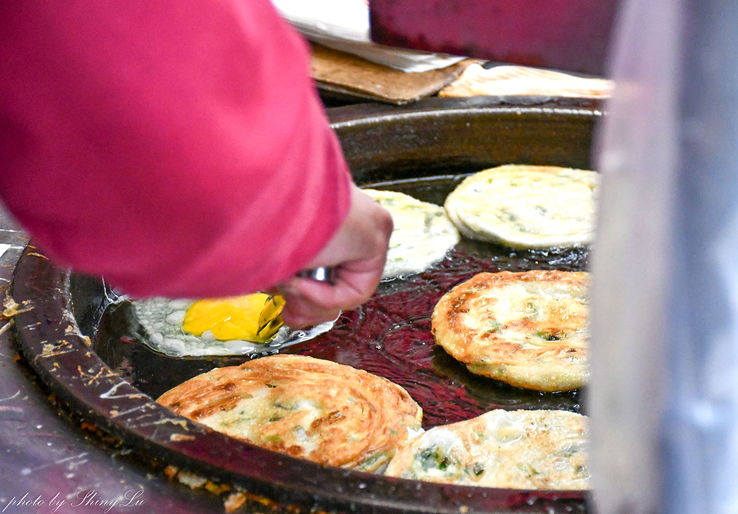 莊家蔥油餅韭菜盒,煎到恰恰的皮超酥,景美排隊小吃推薦 - 第4張圖 莊家蔥油餅韭菜盒,煎到恰恰的皮超酥,景美排隊小吃推薦