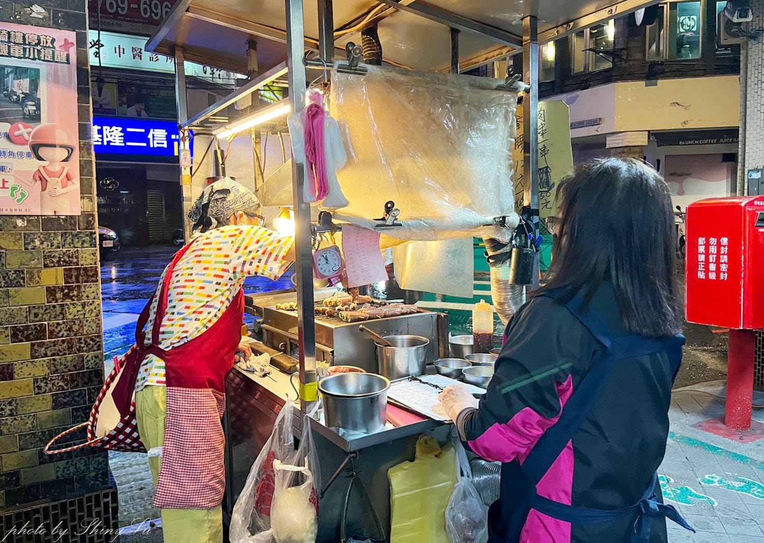 1天只營業3小時【張媽媽香腸肉串】香腸條13元,想吃一定要排隊,基隆宵夜推薦 - 第3張圖 1天只營業3小時【張媽媽香腸肉串】香腸條13元,想吃一定要排隊,基隆宵夜推薦