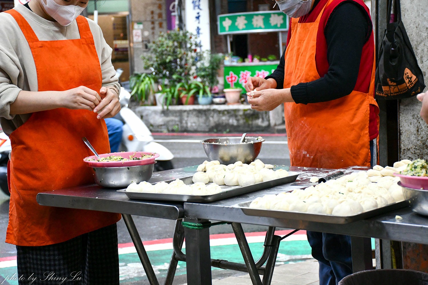 景美上海生煎包，漲到1顆17元，還是很多人排隊，景美夜市水煎包推薦