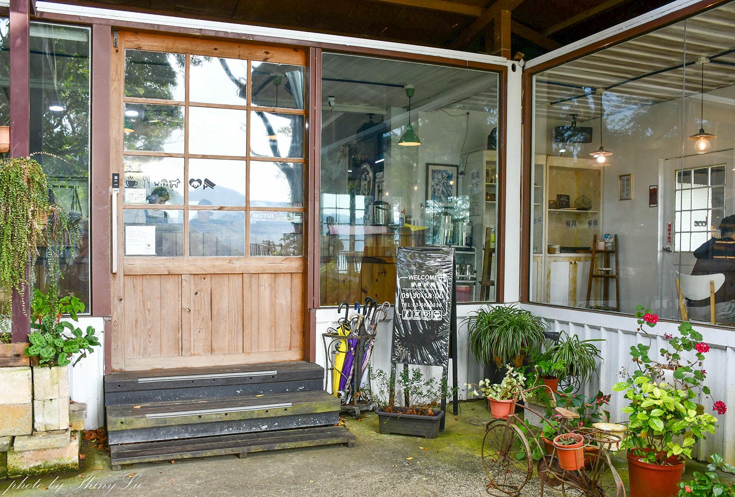 石門水庫湖景咖啡廳│水漾石門景觀餐廳│室內大面玻璃窗也可以欣賞湖景