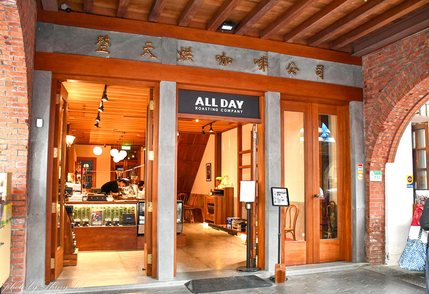 ALL DAY ROASTING COMPANY大稻埕店│隱身百年復古街區│大稻埕咖啡廳推薦 - 第2張圖 ALL DAY ROASTING COMPANY大稻埕店│隱身百年復古街區│大稻埕咖啡廳推薦